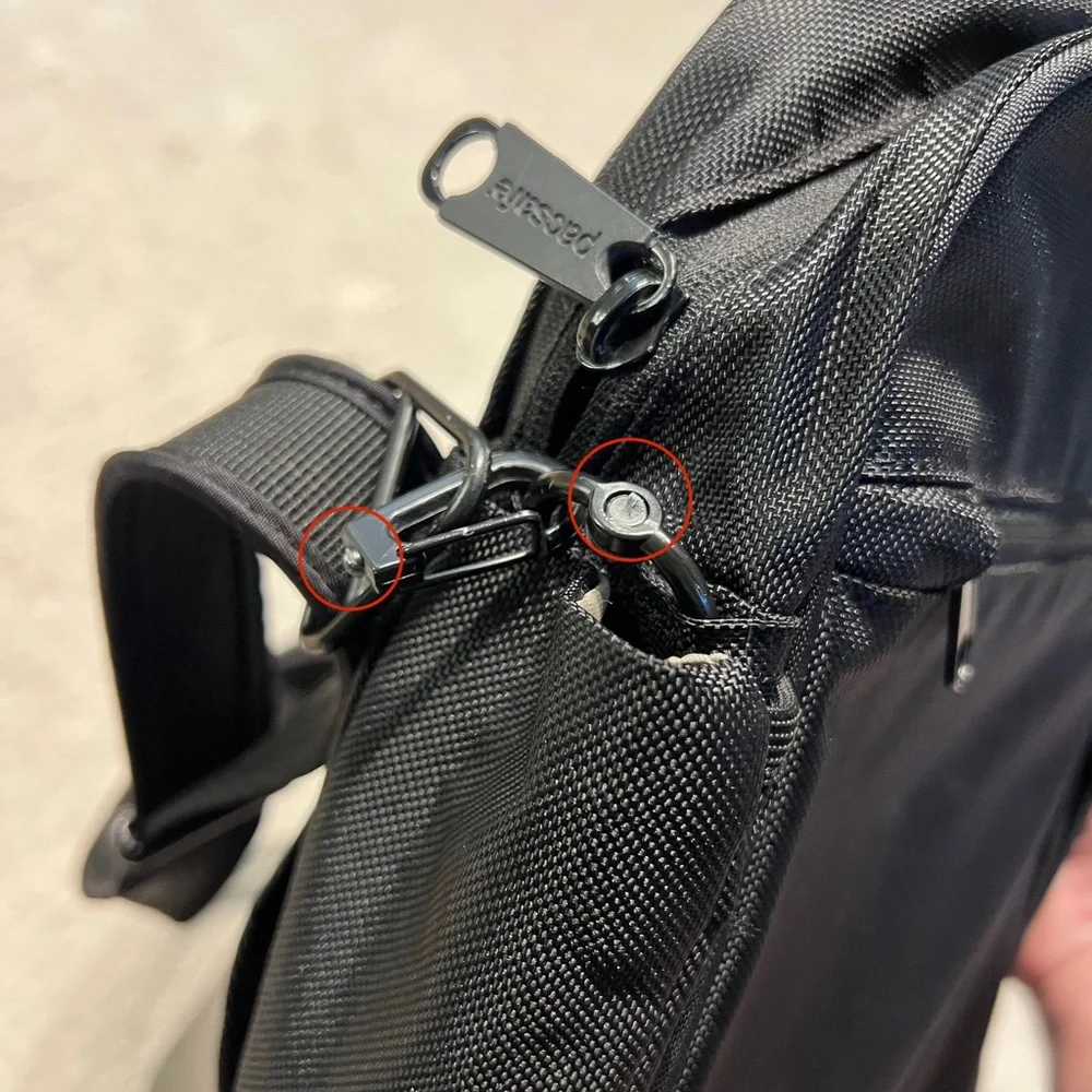 PacSafe Metrosafe 200 Unisex Messenger Bag